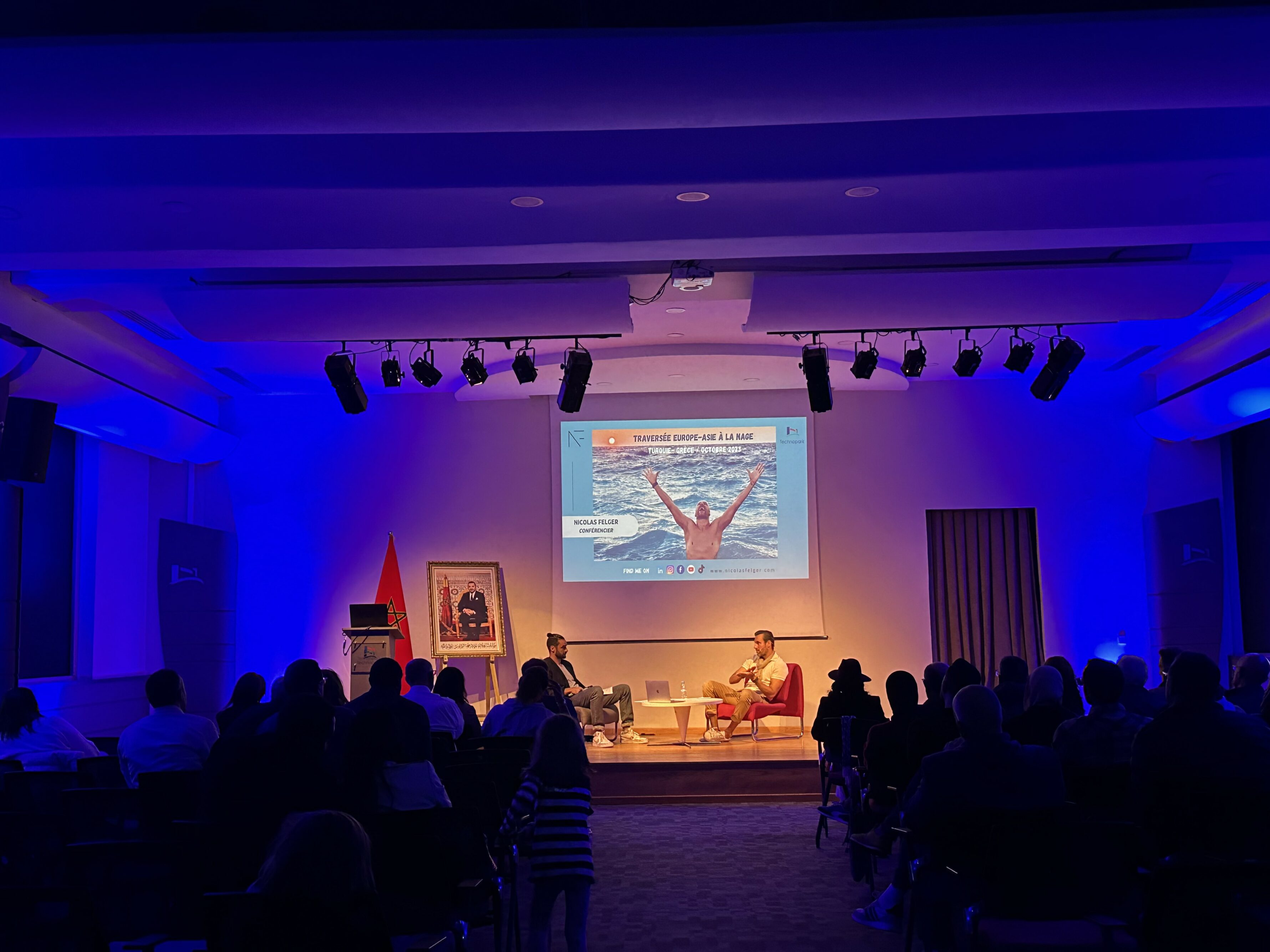 Nicolas Felger s’adresse au public lors d’un talk, dans une salle éclairée