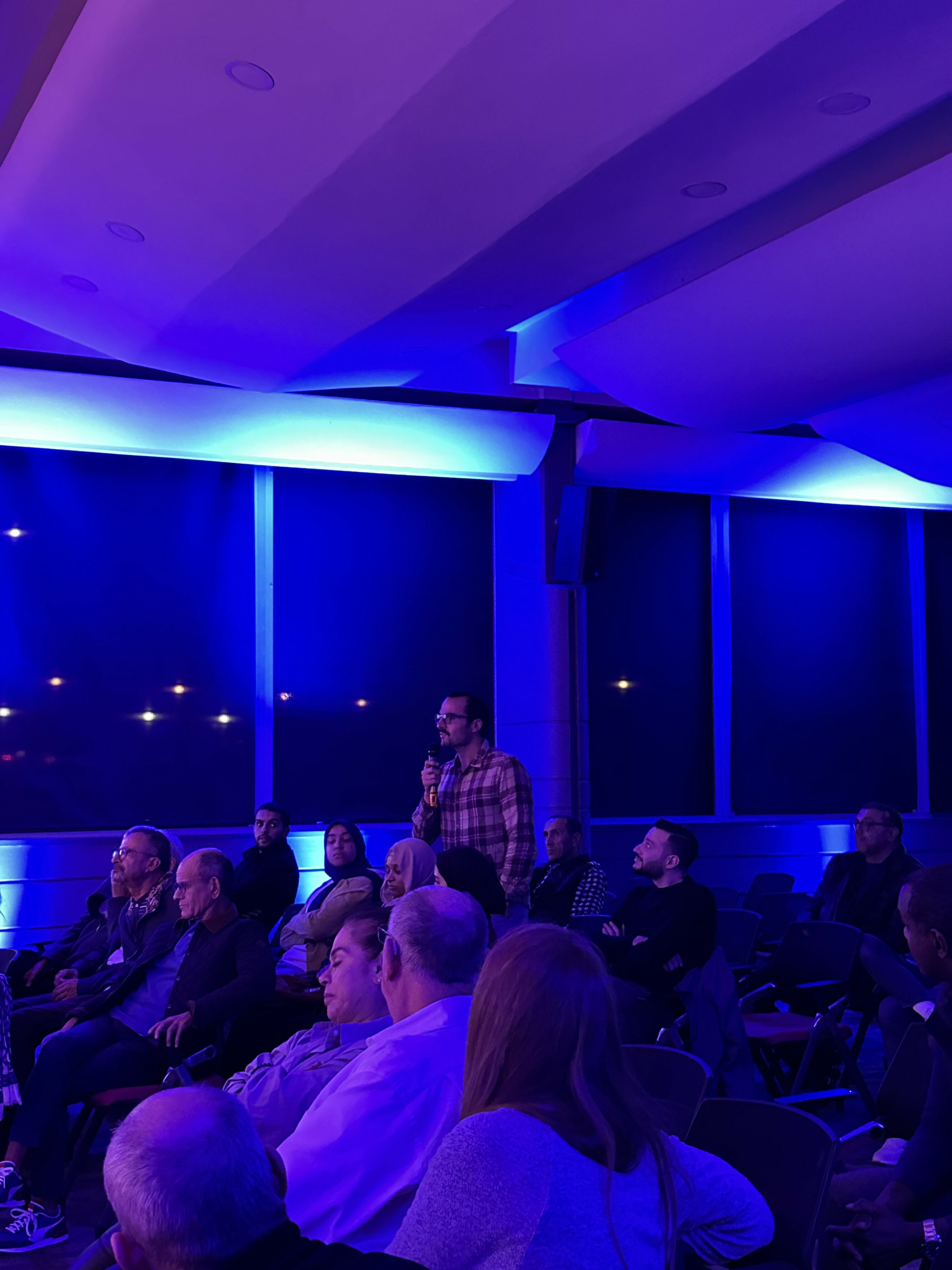Un participant pose une question pendant un talk avec Nicolas Felger