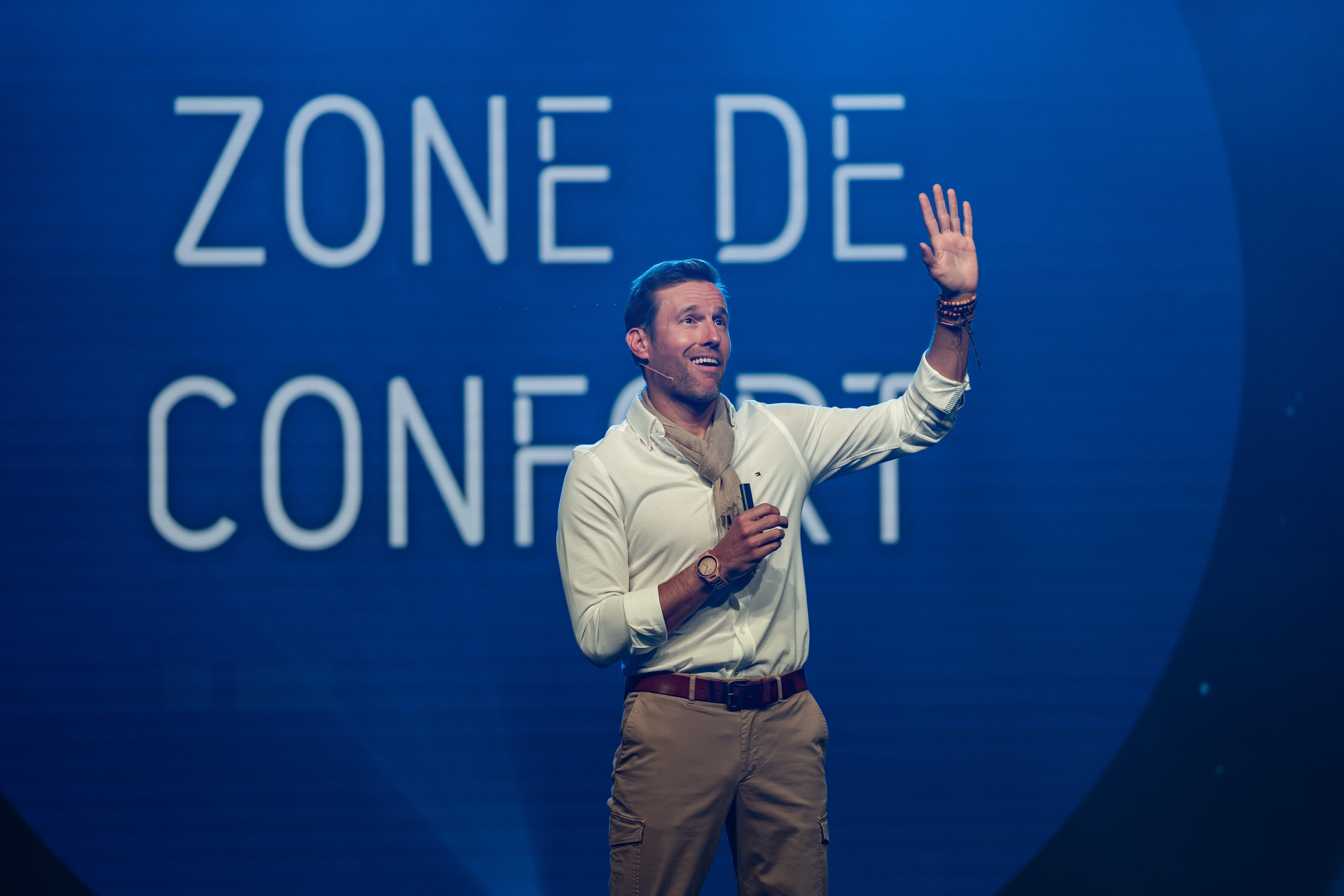 Nicolas Felger sur scène pendant une conférence pour les entreprises