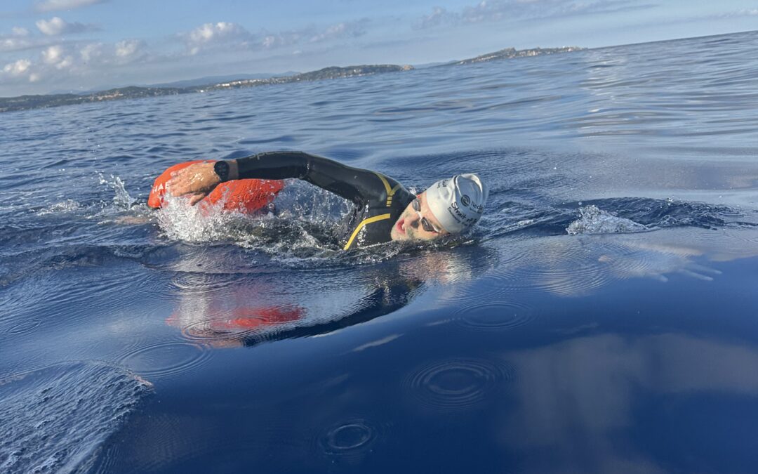 Nicolas Felger nageant en eau libre lors de la traversée Sardaigne–Corse aller-retour
