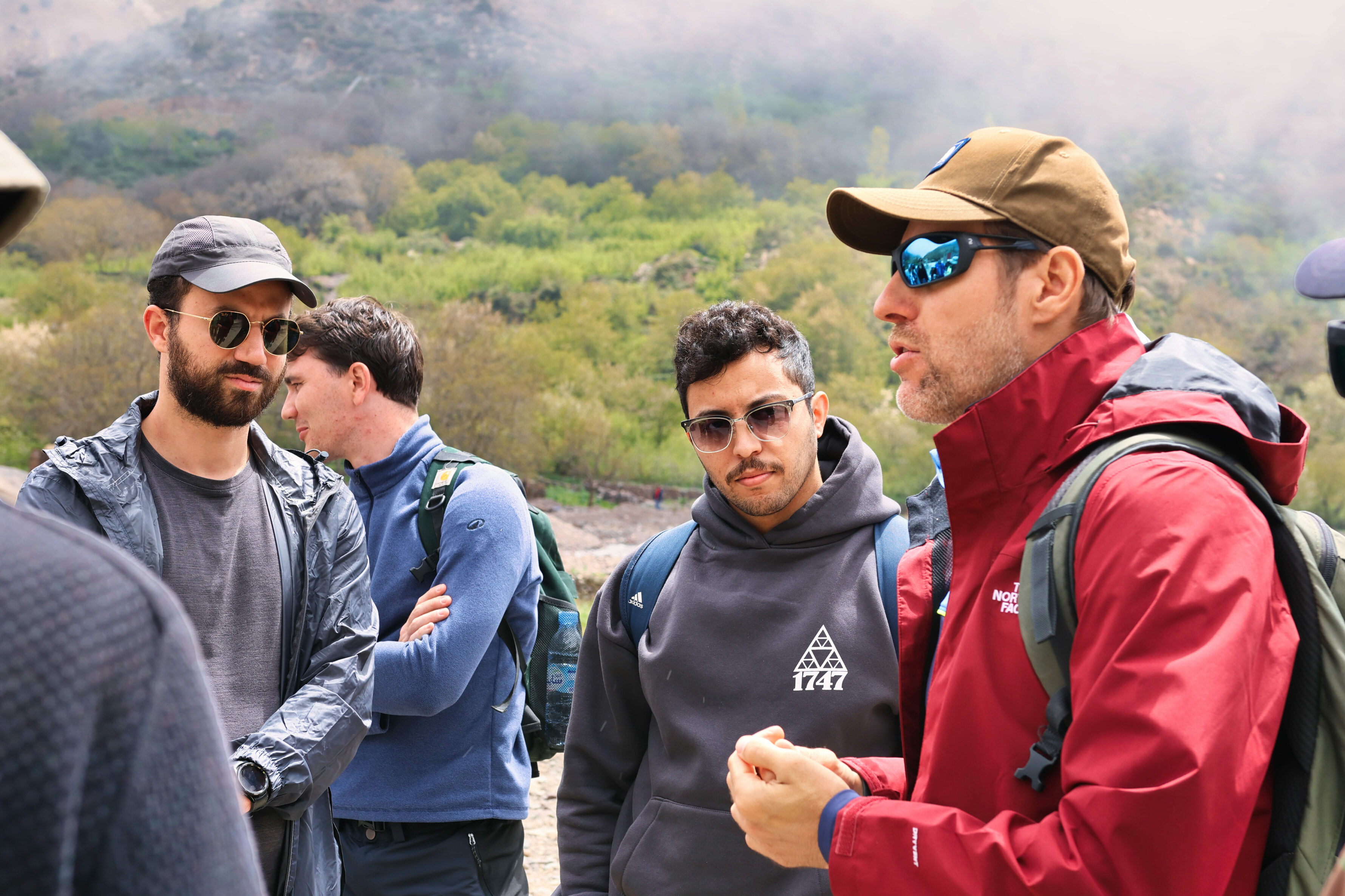 Nicolas Felger, coach professionnel certifié en PNL, accompagne les échanges d’une équipe en nature