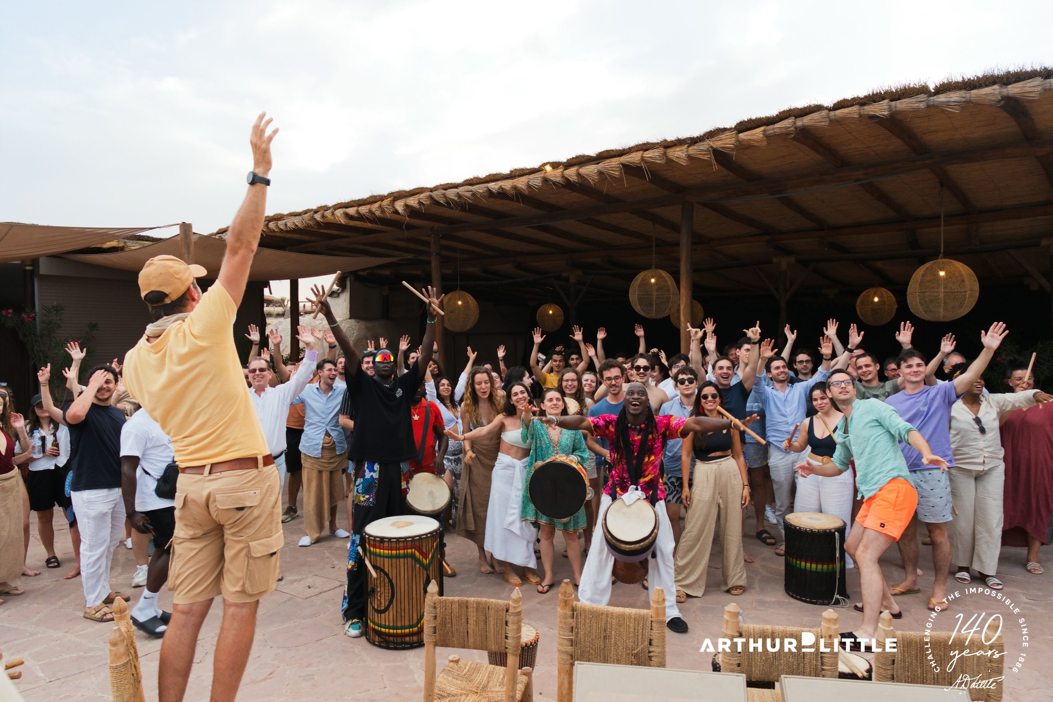 Atelier de percussions collectif pendant un séminaire d’entreprise à Agafay