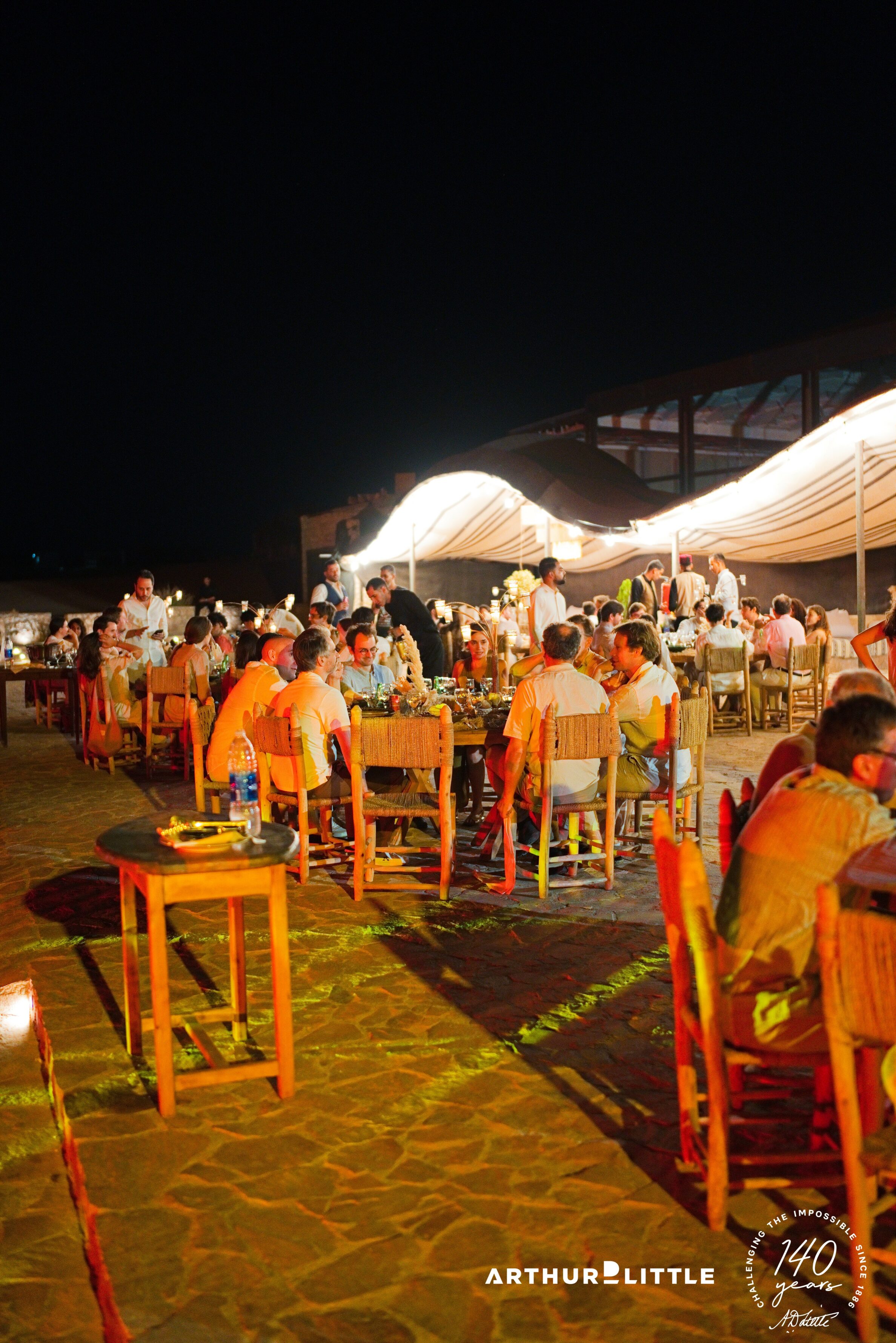 Dîner de gala sous une tente illuminée dans le désert d’Agafay