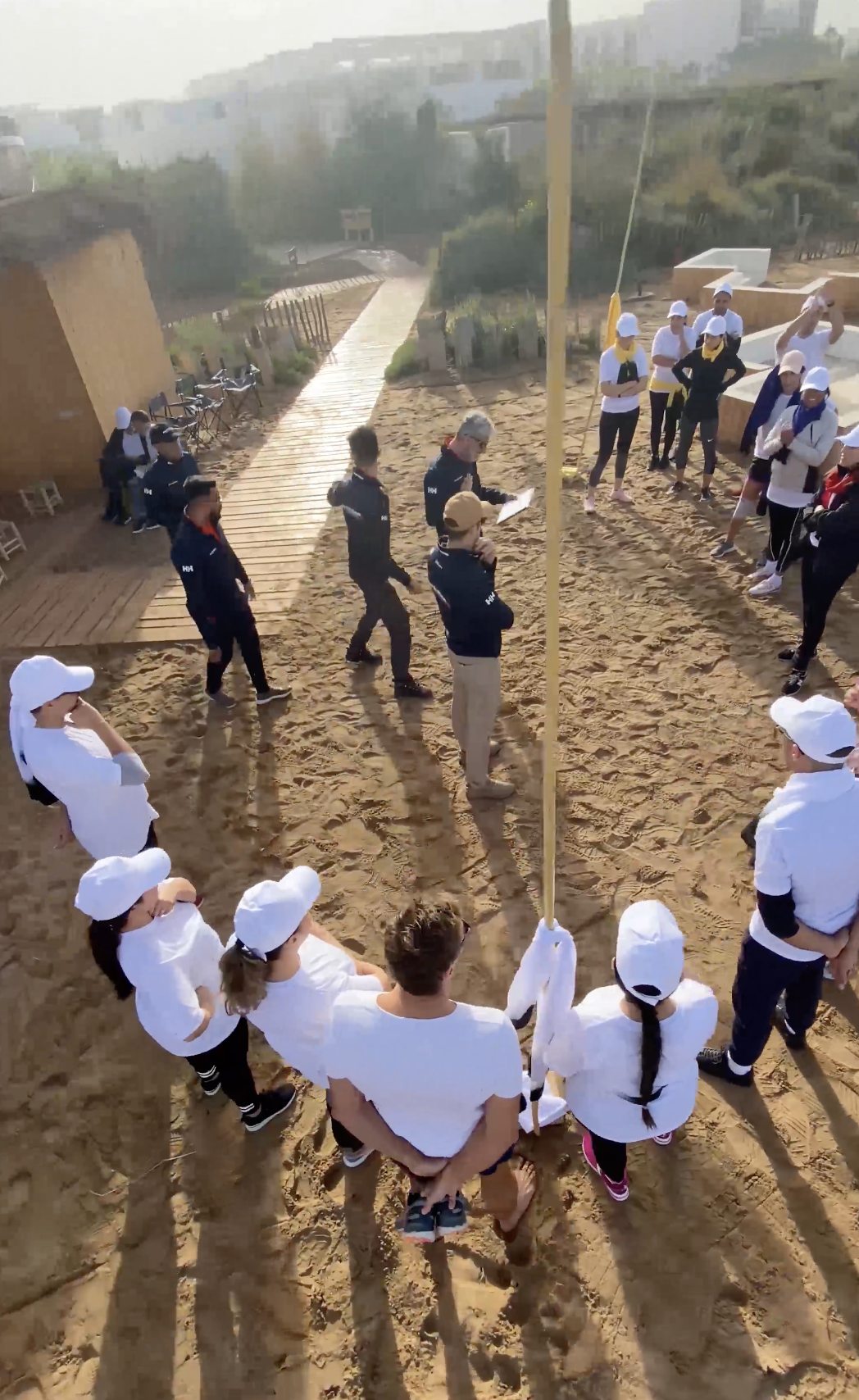 Équipe réunie en extérieur pendant un team building Koh-Lanta