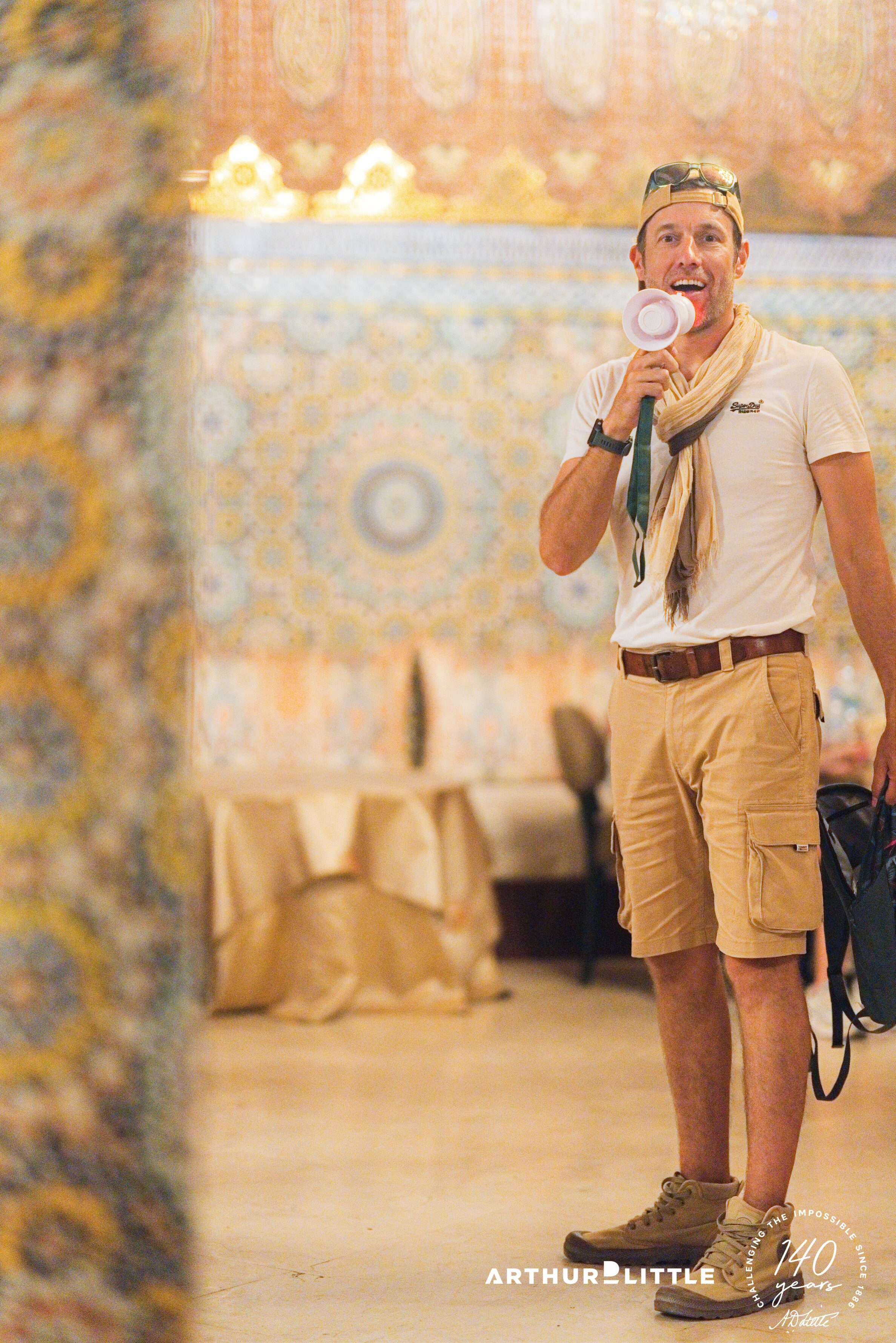 Nicolas Felger prend la parole au mégaphone pendant une étape de la découverte de Marrakech