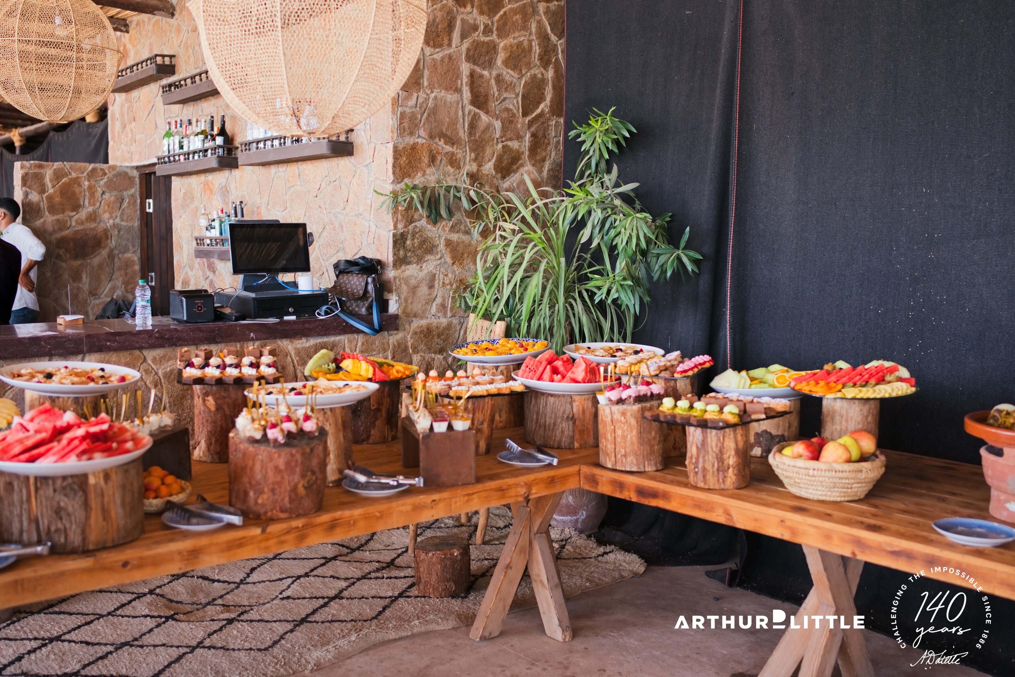 Buffet de fruits frais et de desserts présenté au camp d’Agafay