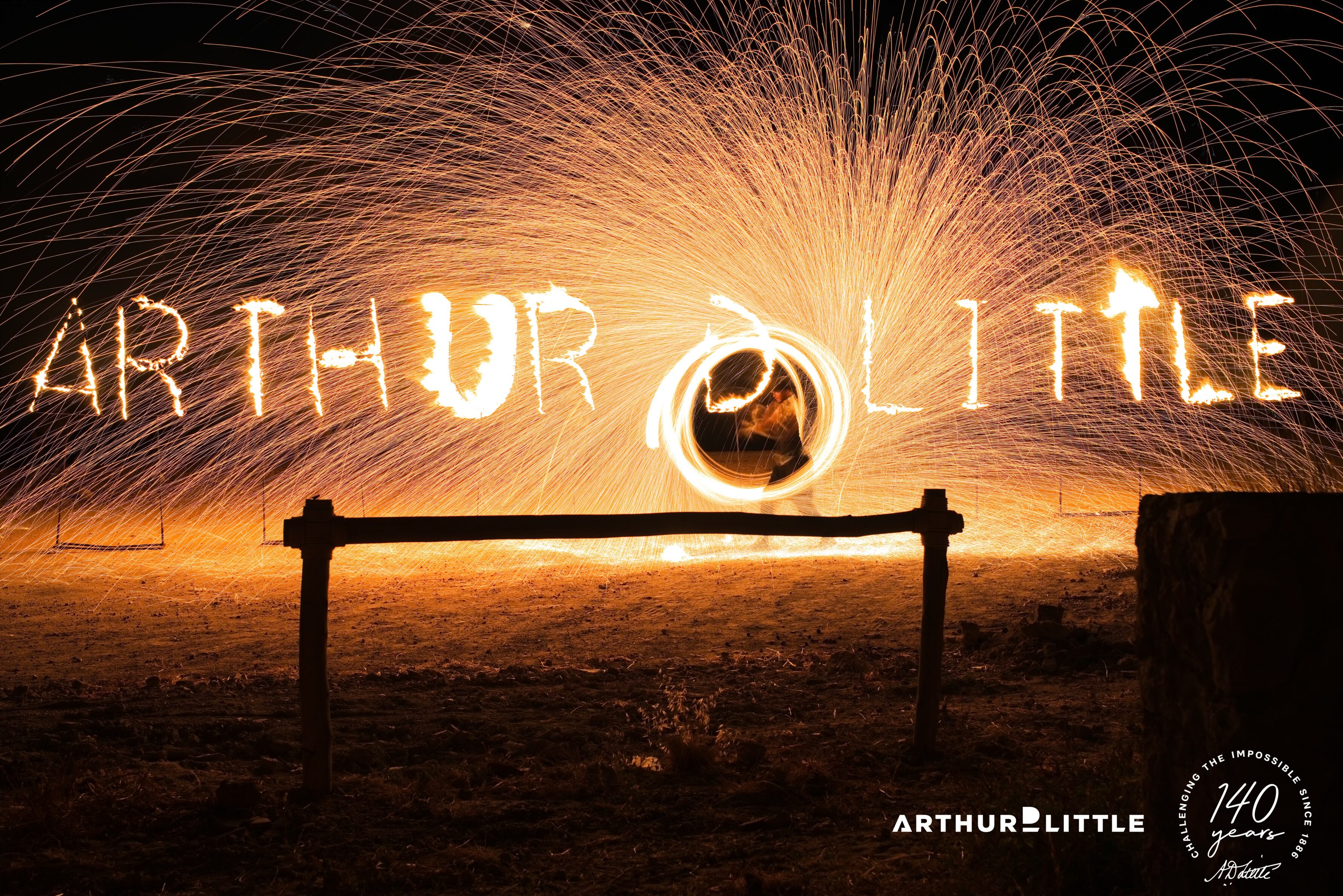 Des lettres de feu Arthur D. Little et un spectacle d’étincelles illuminent la soirée dans le désert d’Agafay