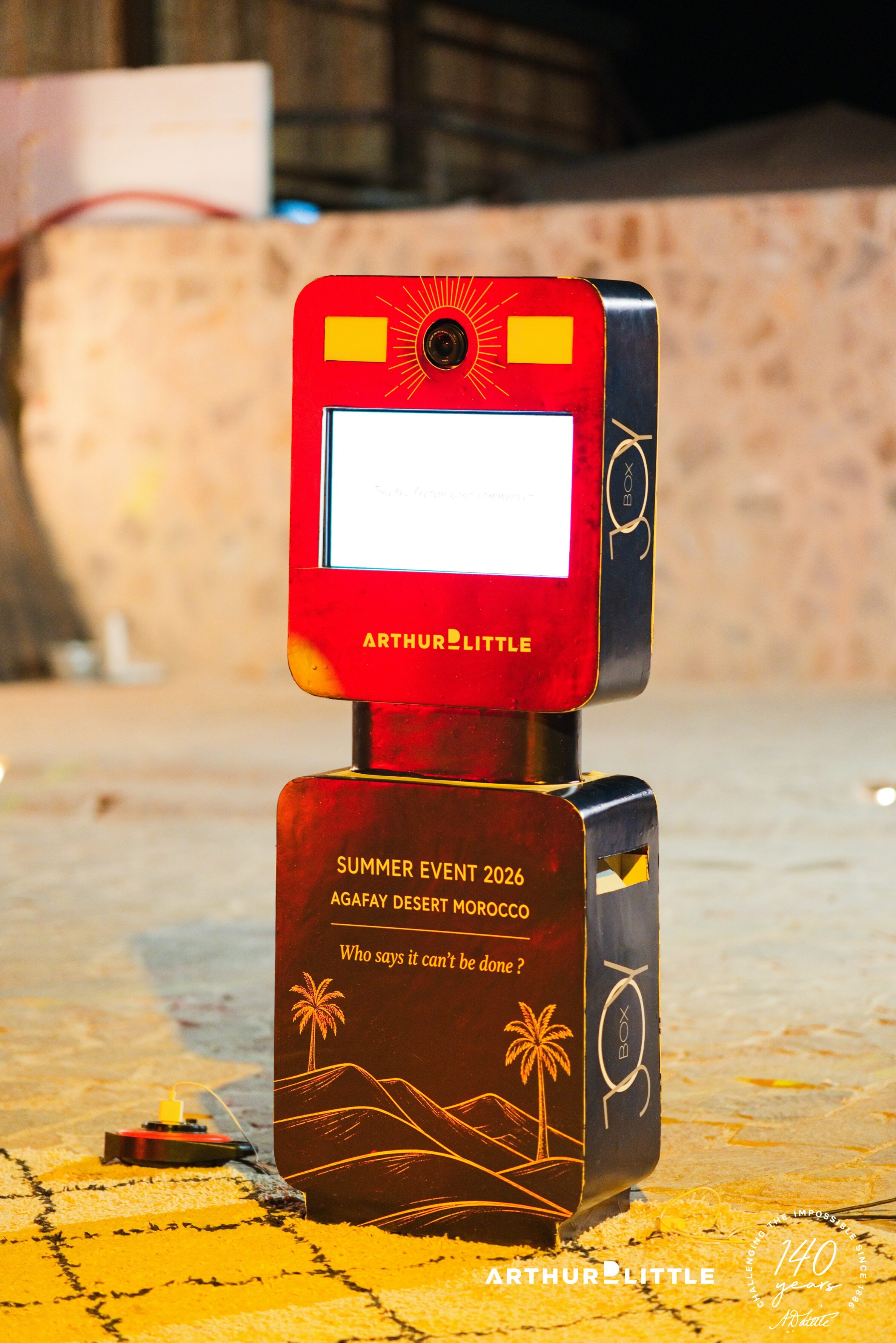Un photobooth personnalisé Arthur D. Little installé pour le séminaire dans le désert d’Agafay