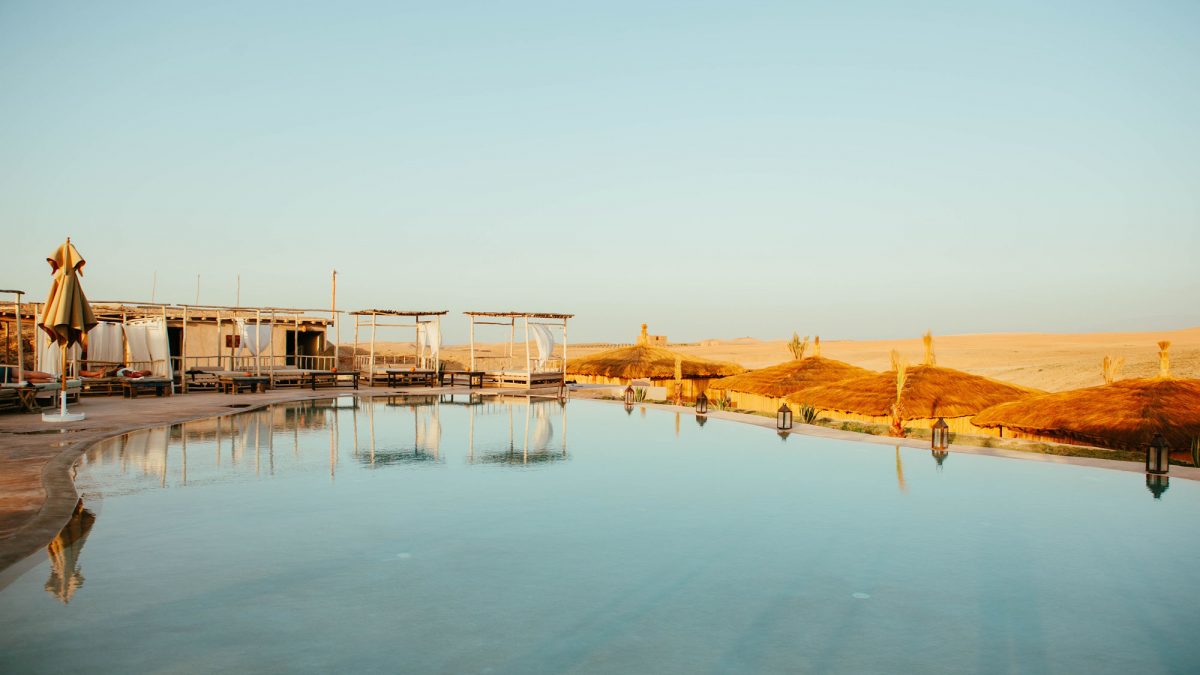 La piscine et les espaces de détente du camp au cœur du désert d’Agafay