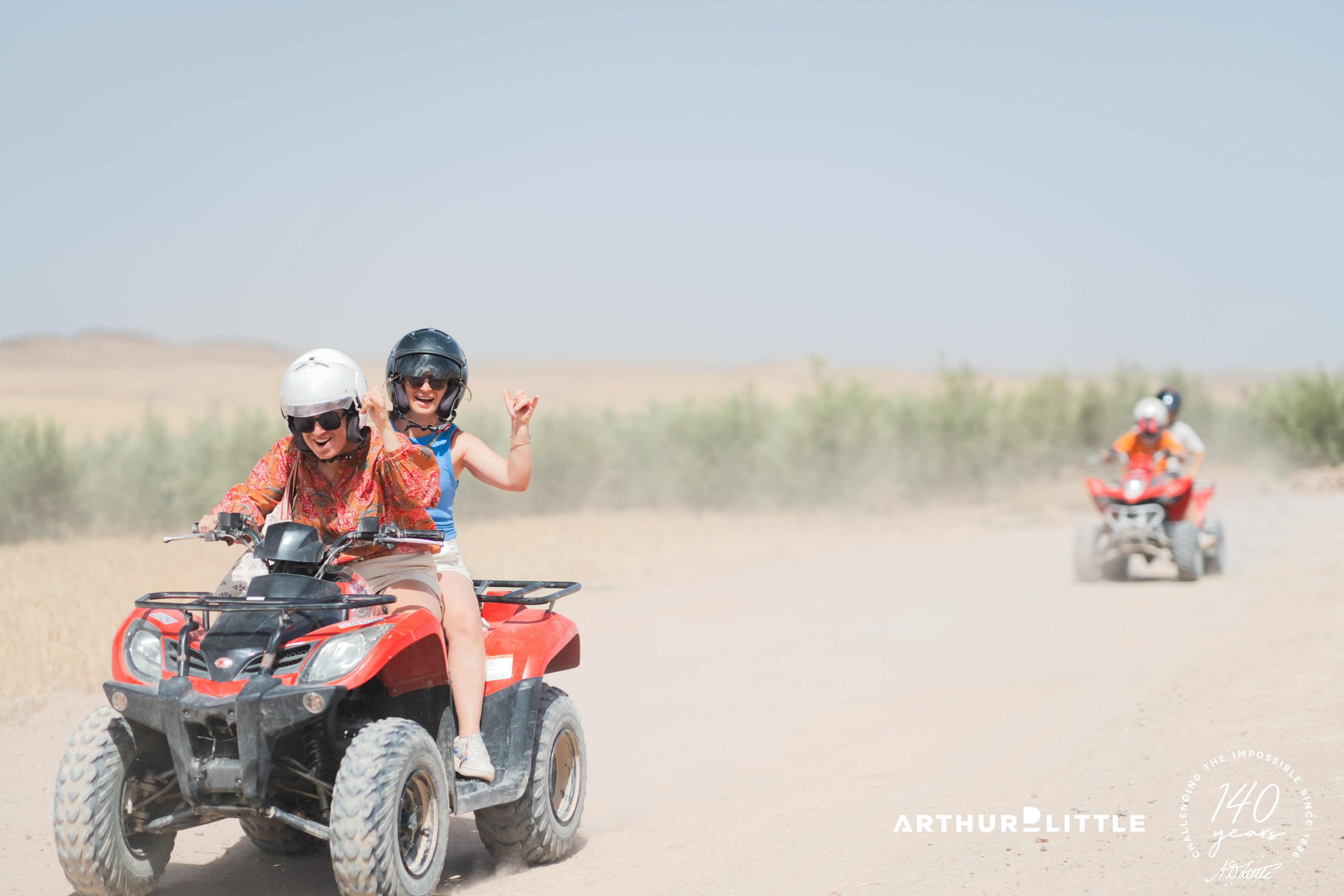 Deux participantes souriantes sur un quad pendant une sortie dans le désert d’Agafay
