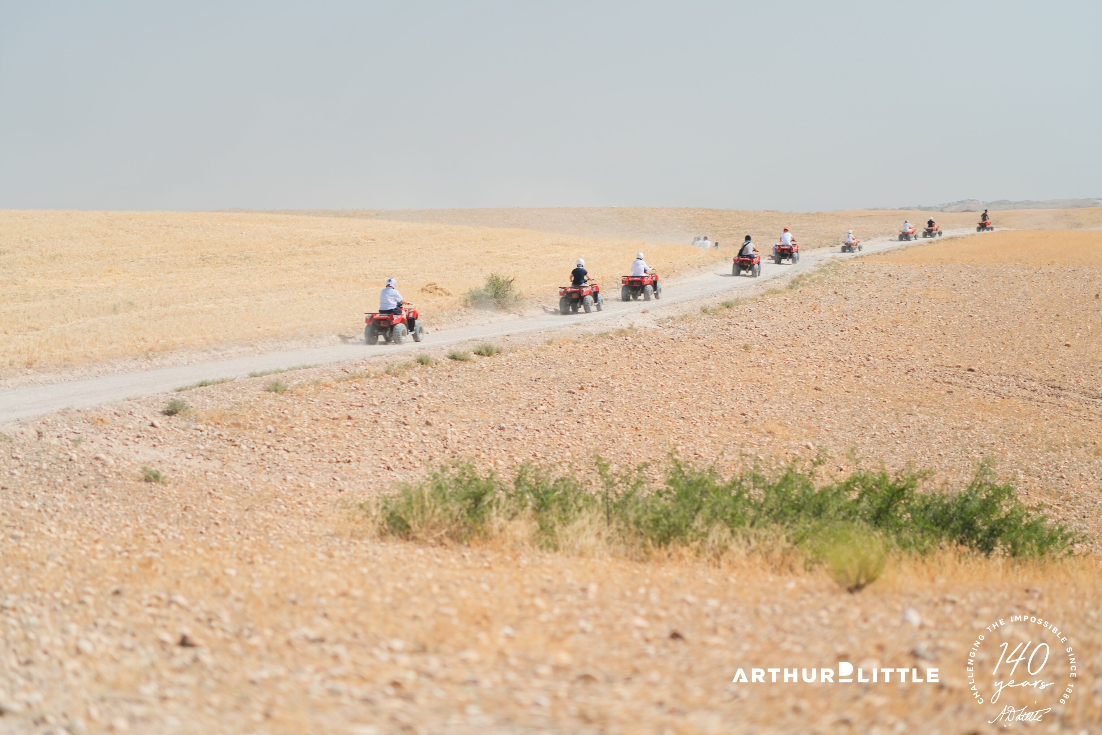 Un groupe de participants parcourt en quad les pistes du désert d’Agafay près de Marrakech