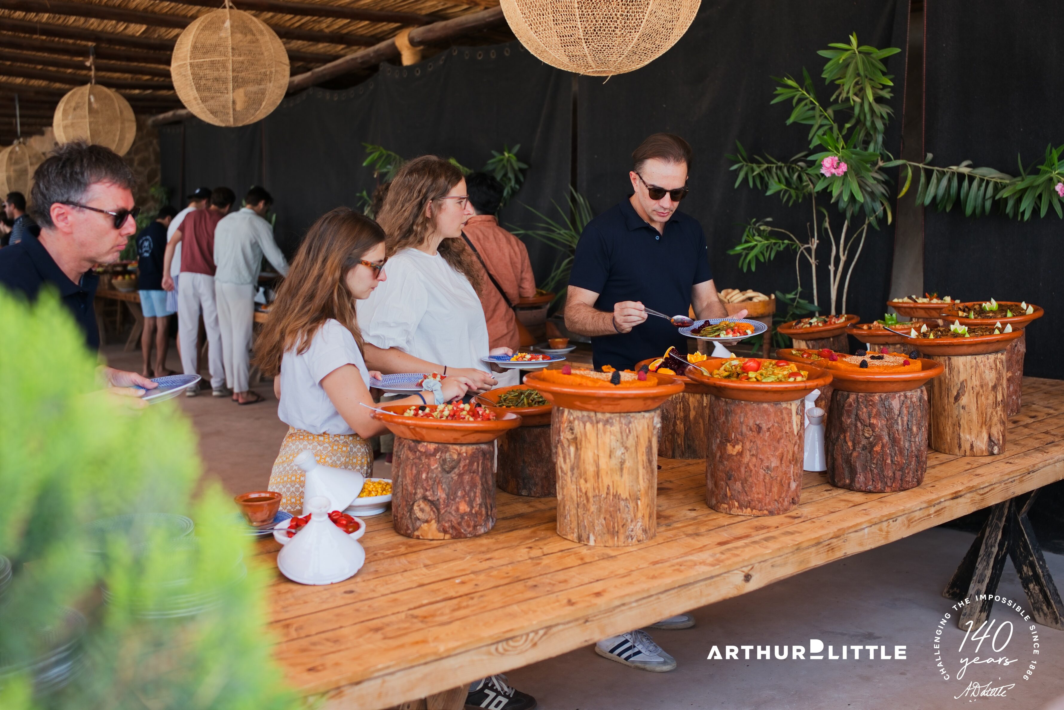 Des collaborateurs réunis autour d’un buffet de plats marocains au camp d’Agafay