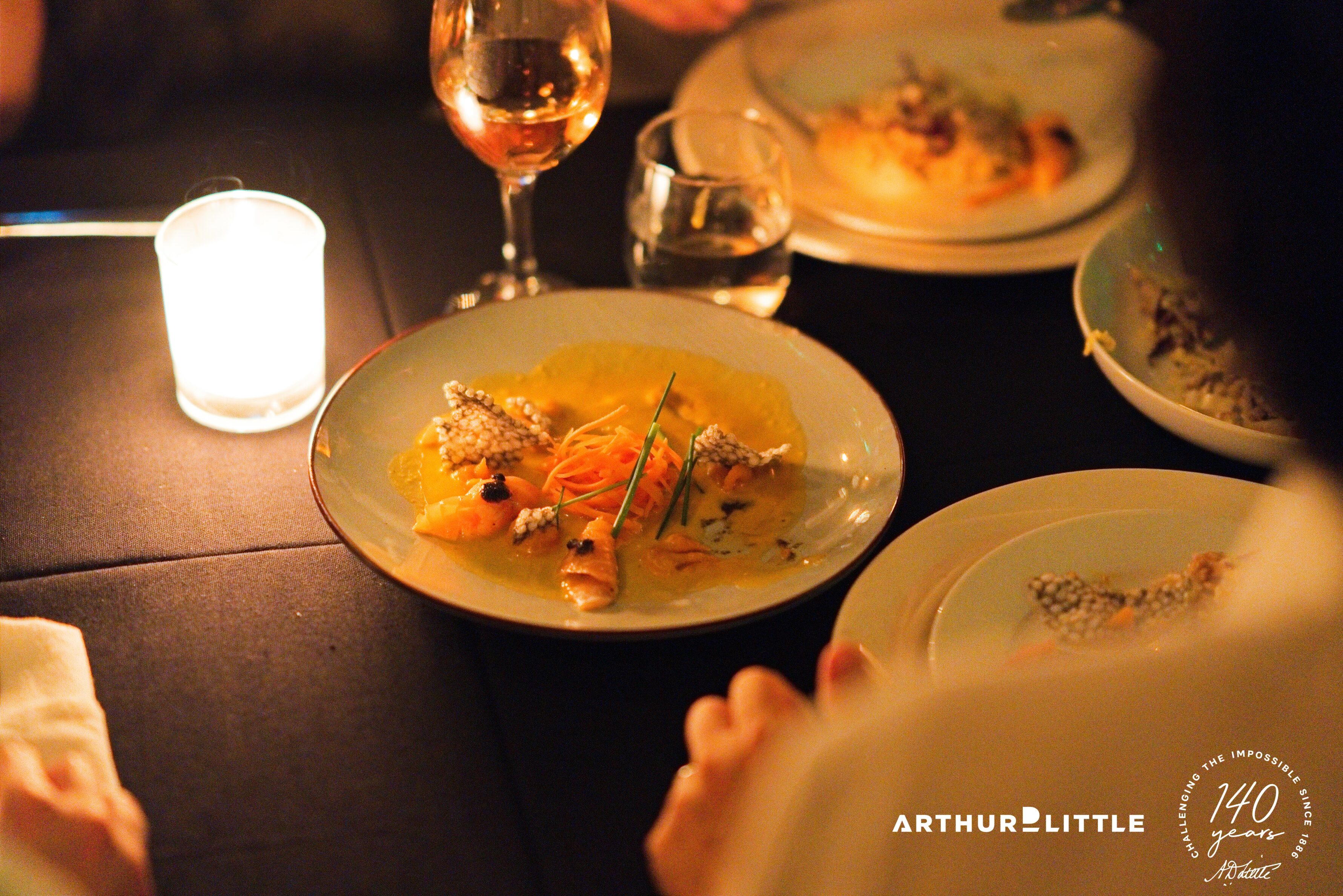 Une assiette dressée et servie à la lumière des bougies pendant le dîner du séminaire au Maroc