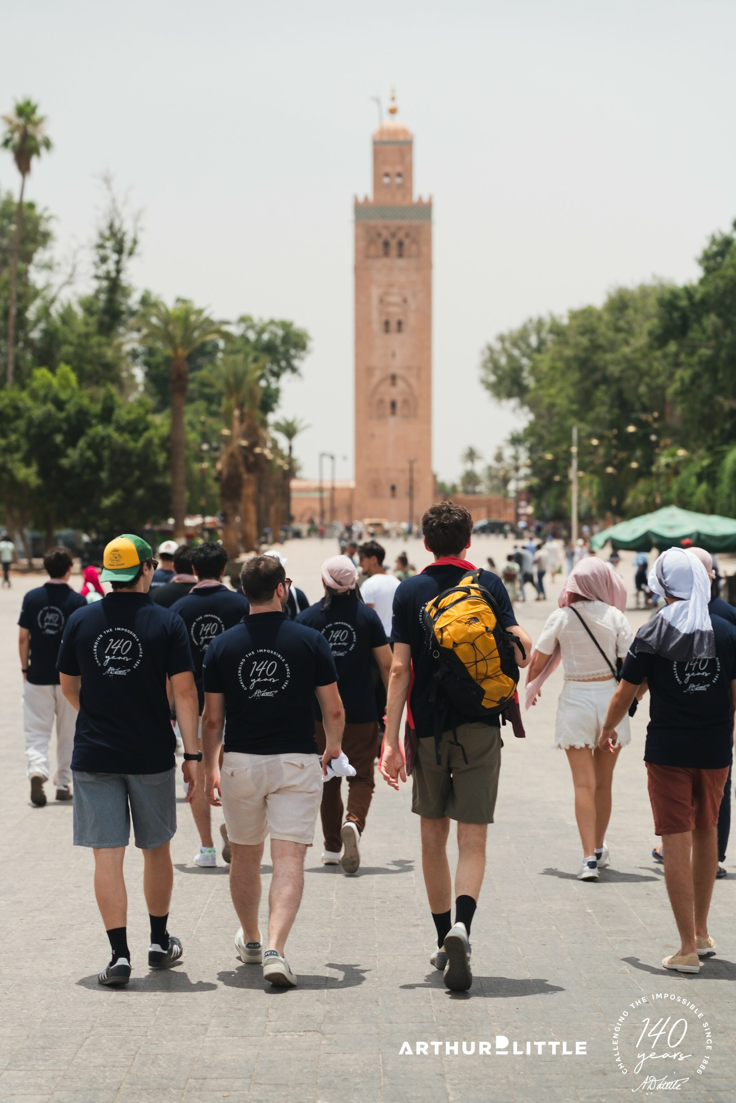 Les collaborateurs marchent ensemble vers la Koutoubia pendant leur découverte de Marrakech