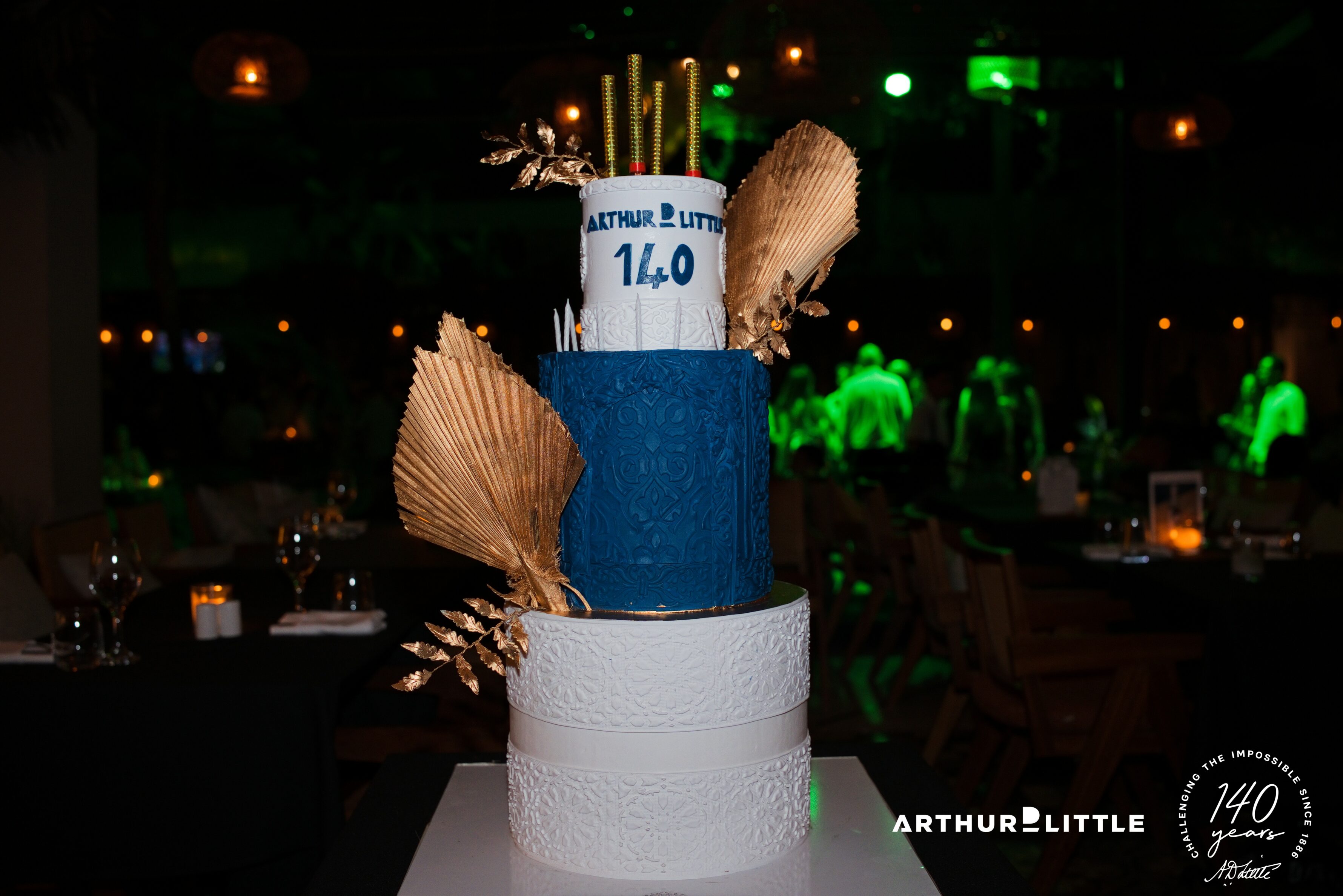 Gâteau à trois étages décoré pour les 140 ans d’Arthur D. Little pendant la soirée à Marrakech
