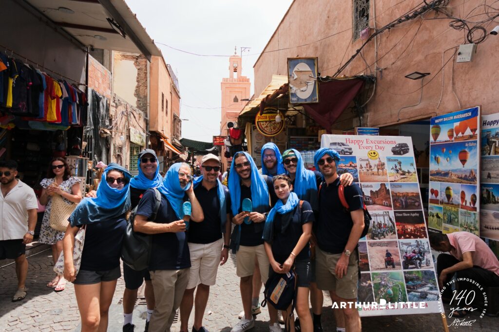 Équipe réunie dans la médina de Marrakech pendant une chasse au trésor