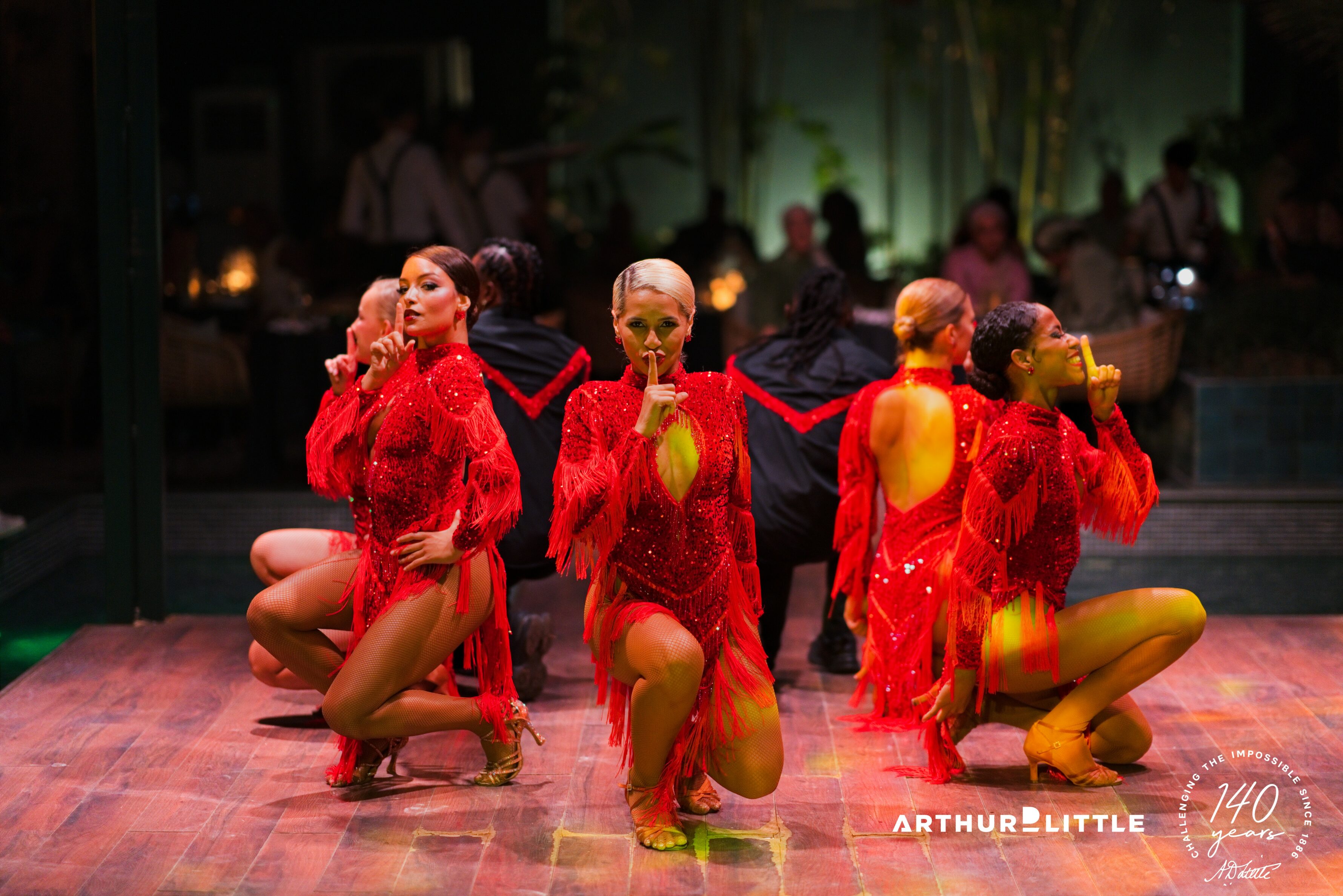Une troupe de danseuses en costumes rouges présente une chorégraphie pendant la soirée à Marrakech