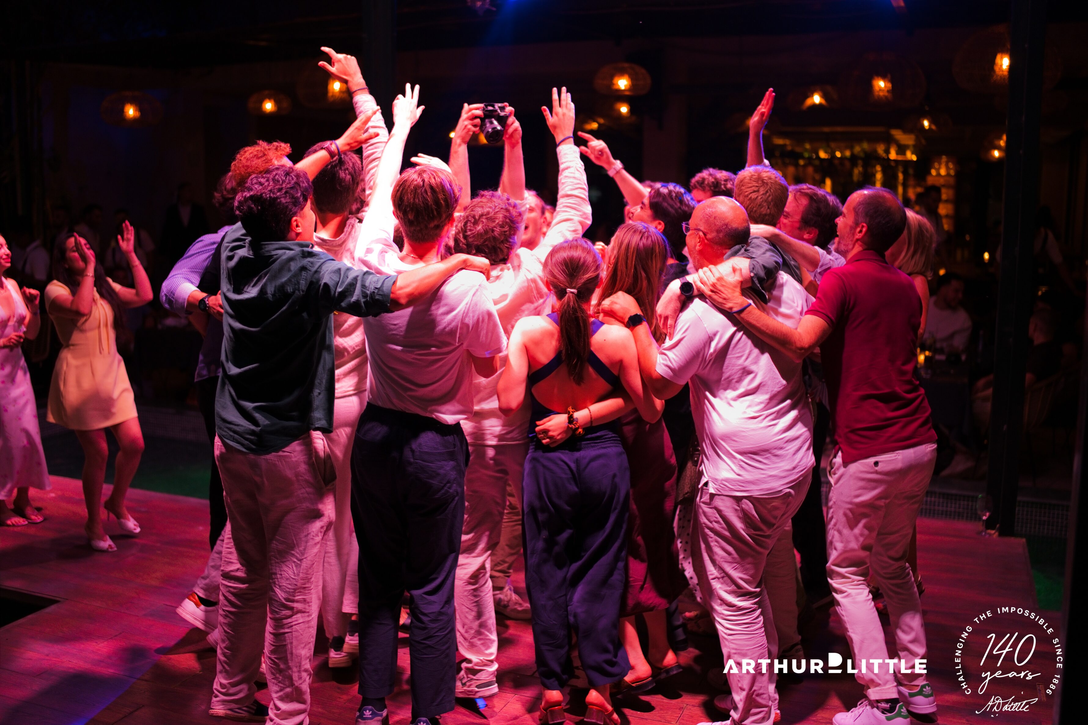 Les collaborateurs se retrouvent sur la piste de danse pendant la soirée du séminaire à Marrakech