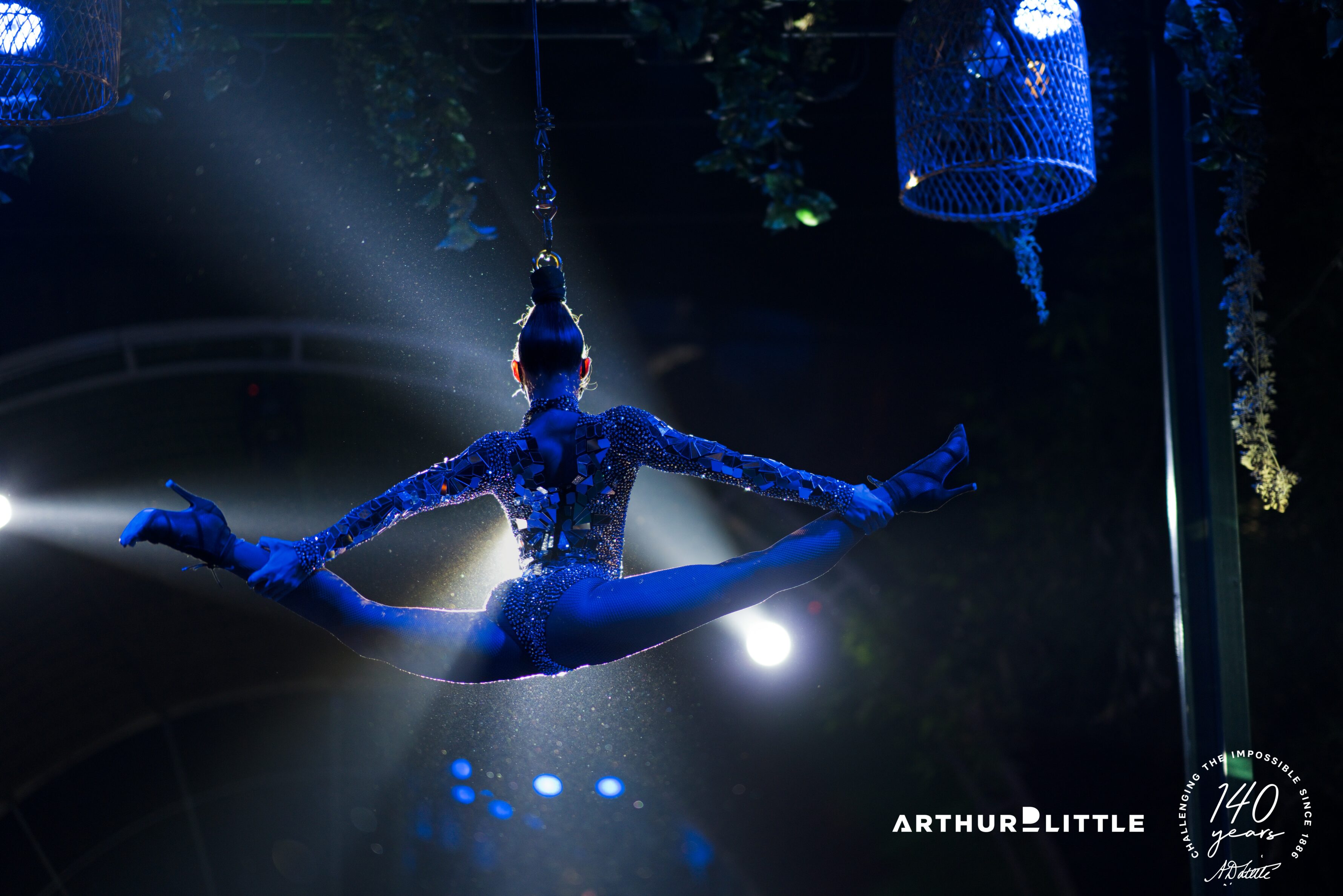 Une artiste réalise un grand écart suspendu pendant le spectacle de la soirée à Marrakech