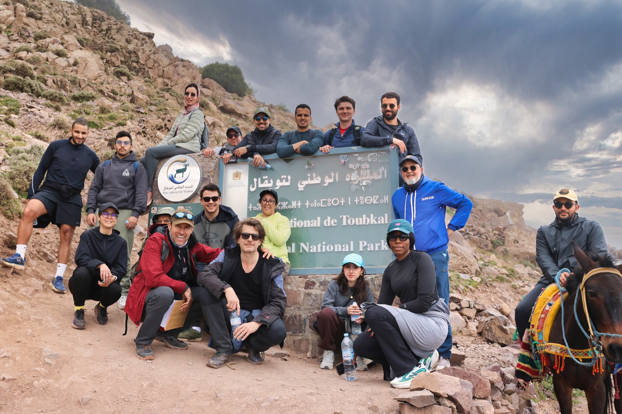 Collaborateurs Arthur D. Little et Nicolas Felger sur le chemin du Toubkal au Maroc