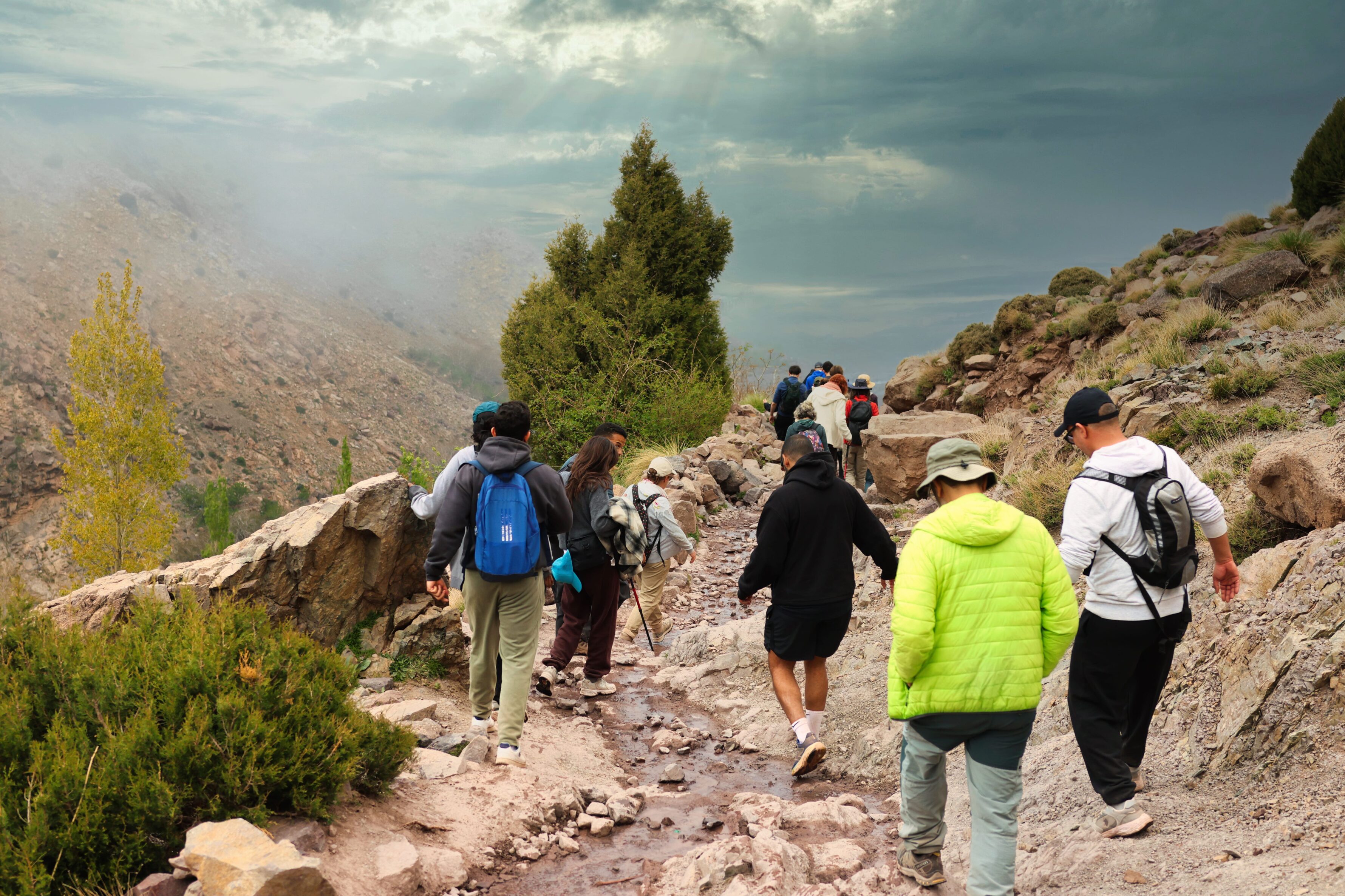 Collaborateurs progressant ensemble sur un sentier dans l’Atlas
