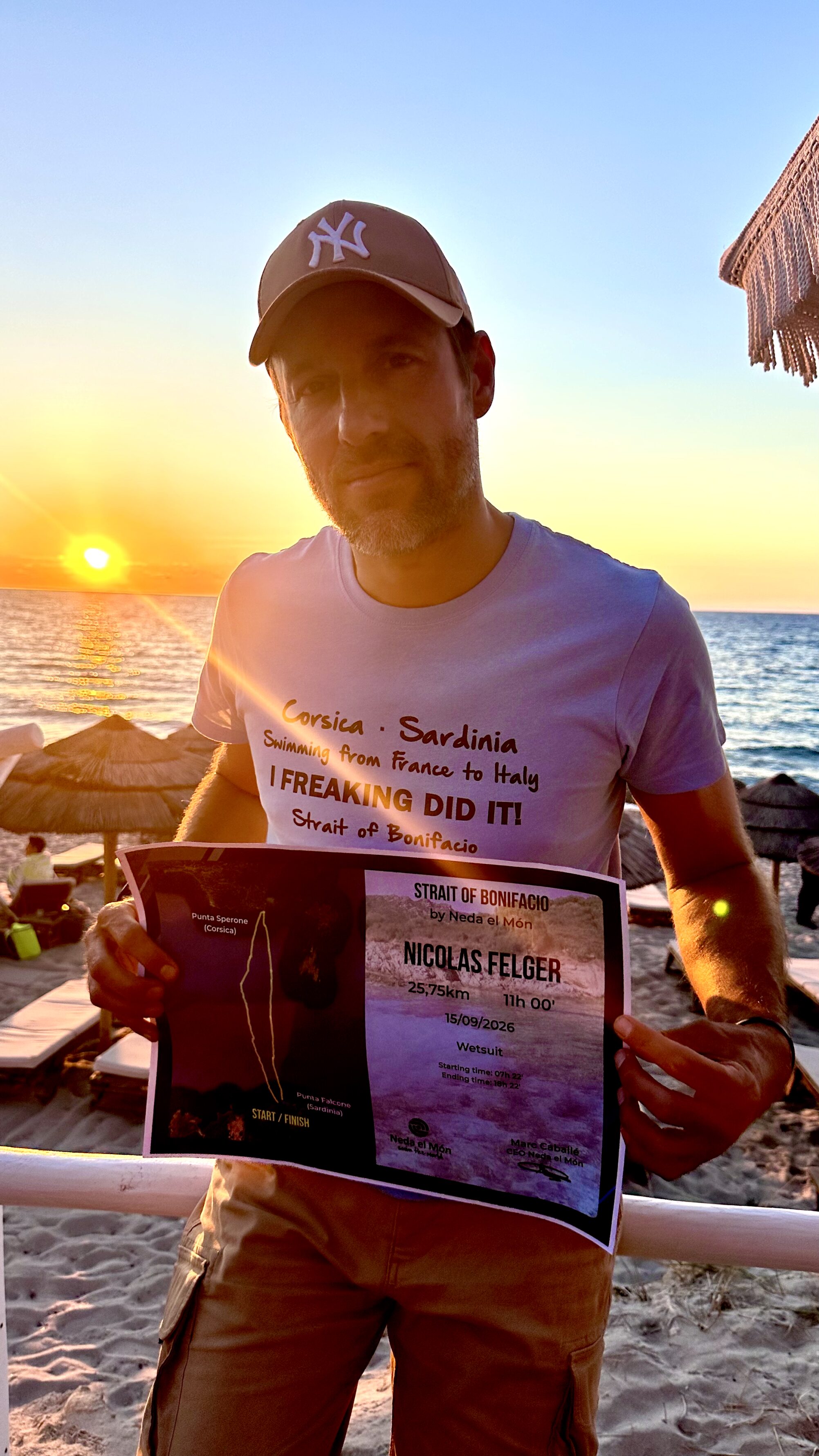 Nicolas Felger tenant son diplôme de traversée des Bouches de Bonifacio au coucher du soleil
