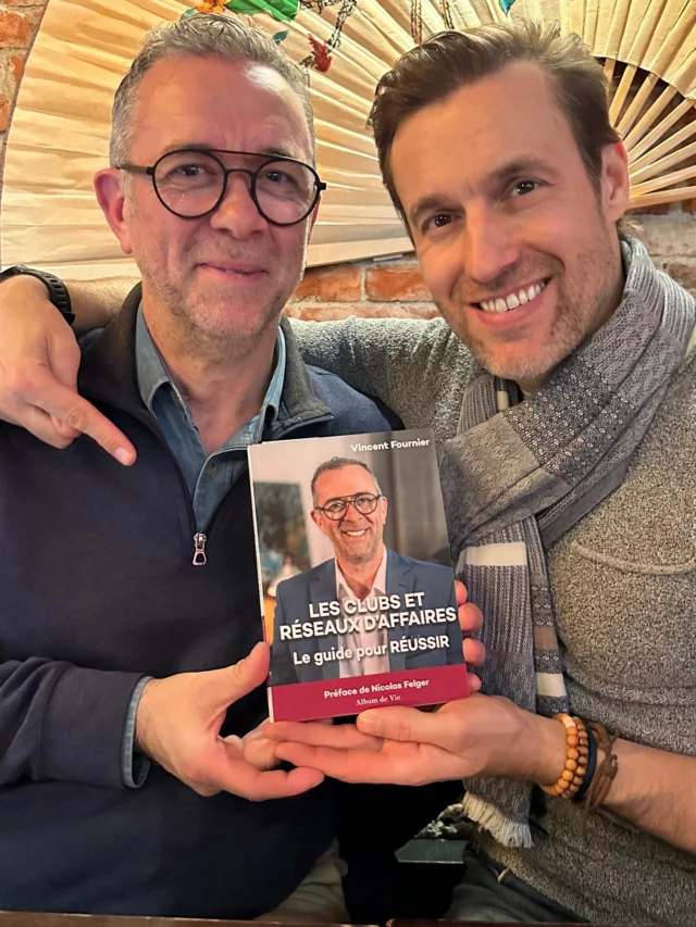 📘 𝗙𝗶𝗲𝗿 𝗲𝘁 𝗵𝗼𝗻𝗼𝗿𝗲́ 𝗱’𝗮𝘃𝗼𝗶𝗿 𝗿𝗲́𝗱𝗶𝗴𝗲́ 𝗹𝗮 𝗽𝗿𝗲́𝗳𝗮𝗰𝗲 𝗱𝘂 𝗹𝗶𝘃𝗿𝗲 de mon ami @fournier1525 :
« Les clubs et réseaux d’affaires – Le guide pour réussir »

🙏 Notre rencontre remonte à plusieurs années, lors d’une conférence que j’ai animée pour l’événement national de son réseau Club d’Affaires Protéine France.
Depuis, la connexion est restée. C’est la magie de ce métier : faire des rencontres qui deviennent des amitiés, et créer un réseau qui a du sens.

𝗗𝗮𝗻𝘀 𝘂𝗻 𝗺𝗼𝗻𝗱𝗲 𝗼𝘂̀ 𝗹𝗲𝘀 𝗰𝗼𝗻𝗻𝗲𝘅𝗶𝗼𝗻𝘀 𝗰𝗼𝗺𝗽𝘁𝗲𝗻𝘁 𝗮𝘂𝘀𝘀𝗶 𝗮𝘂𝘁𝗮𝗻𝘁 𝗾𝘂𝗲 𝗹𝗲𝘀 𝗰𝗼𝗺𝗽𝗲́𝘁𝗲𝗻𝗰𝗲𝘀, ce guide est une vraie boussole. Il s’adresse à tous ceux qui veulent activer leur réseau intelligemment, sans y perdre leur temps, ni leur énergie : entrepreneurs, freelances, dirigeants, artisans, professions libérales…

Vincent, fondateur des Clubs d’Affaires Protéine, partage ici une méthode claire, concrète, orientée résultats. Mais surtout, il ne parle pas seulement de business : il parle aussi d’épanouissement personnel, de plaisir à se connecter aux autres, de sens dans les échanges.

Ce que j’ai aimé dans ce livre ? Son équilibre entre ambition et humanité. Parce que réussir dans un club d’affaires, ce n’est pas juste signer des contrats, c’est aussi s’entourer, apprendre, contribuer et grandir.

𝗦𝗶 𝘃𝗼𝘂𝘀 𝘃𝗼𝘂𝘀 𝗱𝗲𝗺𝗮𝗻𝗱𝗲𝘇 𝗾𝘂𝗲𝗹 𝗿𝗲́𝘀𝗲𝗮𝘂 𝗰𝗵𝗼𝗶𝘀𝗶𝗿 𝗲𝘁 𝗰𝗼𝗺𝗺𝗲𝗻𝘁 𝗲𝗻 𝘁𝗶𝗿𝗲𝗿 𝘃𝗿𝗮𝗶𝗺𝗲𝗻𝘁 𝗽𝗿𝗼𝗳𝗶𝘁, 𝗰𝗲 𝗹𝗶𝘃𝗿𝗲 𝗲𝘀𝘁 𝗳𝗮𝗶𝘁 𝗽𝗼𝘂𝗿 𝘃𝗼𝘂𝘀.
📖 https://www.amazon.fr/Clubs-R%C3%A9seaux-daffaires-guide-r%C3%A9ussir/dp/2490865161

Maintenant, comme le dit Vincent : vas-y ! 💥